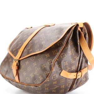 Louis Vuitton Saumur 35
Messenger Bag in Monogram Canvas and Vachet-